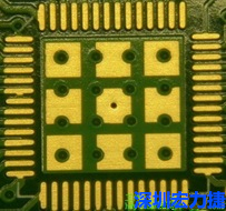 這個(gè)通孔的設(shè)計(jì)勉強(qiáng)可以接受，只剩下正中間一個(gè)通孔沒(méi)有塞孔，而且孔徑也變小了。