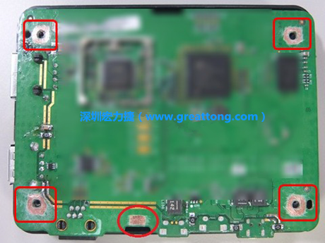 手動(dòng)去綠漆。使用傳統(tǒng)的刀片去除綠漆后的效果。