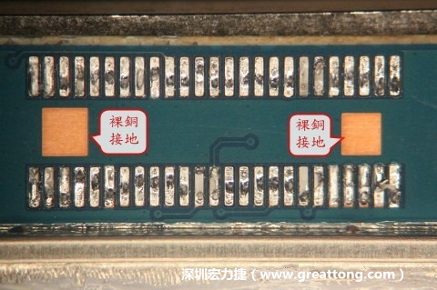把板對板連接器全部移除，發(fā)現(xiàn)其下方板子共有兩個裸銅的方形設(shè)計。