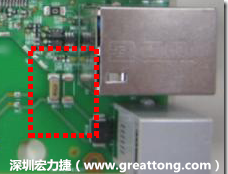 有人認(rèn)為電容旁邊已經(jīng)有螺絲將電路板固定于機(jī)殼上了，不應(yīng)該發(fā)生電路板彎曲的現(xiàn)象才對(duì)。