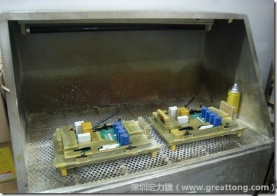 使用噴涂(Spraying)方式作業(yè)conformal coating時，需設備抽真空的設備，否則噴涂的物質(zhì)會飄散到空氣當中，影響人體的健康。
