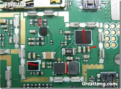 圖中顯示一塊電路板使用這種屏蔽夾(shielding clip)的實(shí)例?；旧衔覀?cè)趶澖堑牡胤蕉荚O(shè)計(jì)擺放了一個(gè)屏蔽夾，這樣可以讓作業(yè)員比較方便安裝屏蔽罩(shielding can)時(shí)的對(duì)位準(zhǔn)確。然后在其他沒(méi)有屏蔽夾的地方也設(shè)計(jì)了一些接地的布線，一來(lái)可以稍微提升屏蔽罩的電磁隔絕能力，另一方面也可以為屏蔽夾無(wú)效時(shí)，馬上可以更改為屏蔽框，而無(wú)需要重新設(shè)計(jì)電路板。