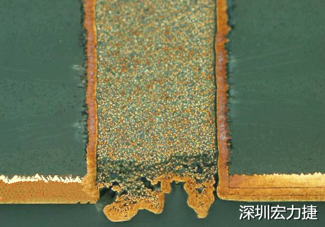 PCB設(shè)計(jì)之導(dǎo)電孔塞孔工藝 導(dǎo)電孔Via hole又名導(dǎo)通孔，為了達(dá)到客戶要求，導(dǎo)通孔必須塞孔，經(jīng)過(guò)大量的實(shí)踐，改變傳統(tǒng)的鋁片塞孔工藝，用白網(wǎng)完成板面阻焊與塞孔。生產(chǎn)穩(wěn)定，質(zhì)量可靠。