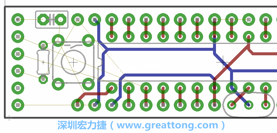 到目前為止，你應(yīng)該只剩下四個(gè)部分還未進(jìn)行布線，10K重置上拉電阻器、重置電容和1×6的序列排針。