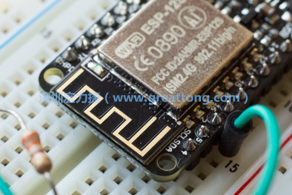 Adafruit Feather板上的無線電天線。